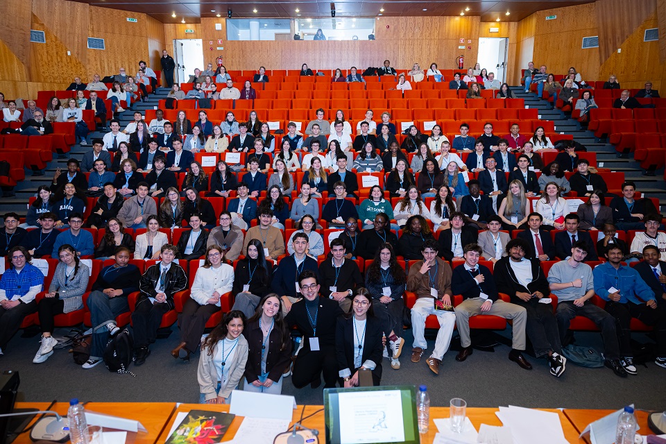 Foto geral de todos os participantes na sessão de Lisboa do Parlamento dos Jovens