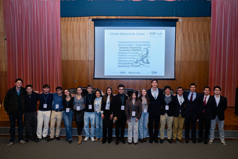 Foto com as escolas vencedoras e os elementos da mesa da sessão de Lisboa do Parlamento dos Jovens