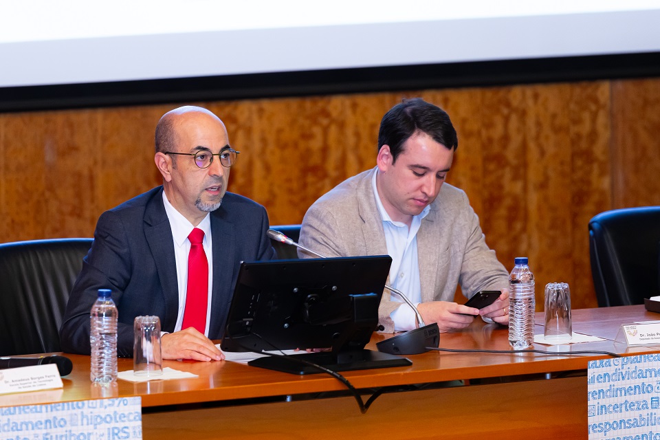 Foto do presidente da Escola Superior de Saúde de Lisboa na sessão de abertura da sessão de Lisboa do Parlamento dos Jovens