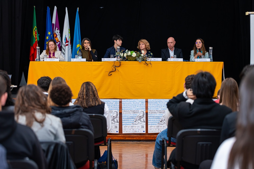 Foto da sessão de abertura da sessão distrital de Setúbal do Parlamento dos Jovens