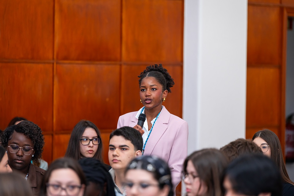 Intervenção de jovem na sessão distrital de Setúbal do Parlamento dos Jovens