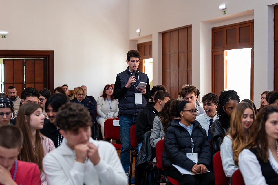 Intervenção de jovem na sessão distrital de Setúbal do Parlamento dos Jovens
