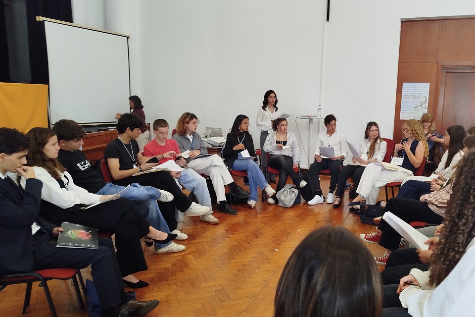 Trabalhos de grupo durante a sessão de Setúbal do Parlamento dos Jovens