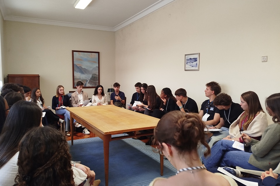 Trabalhos de grupo durante a sessão de Setúbal do Parlamento dos Jovens