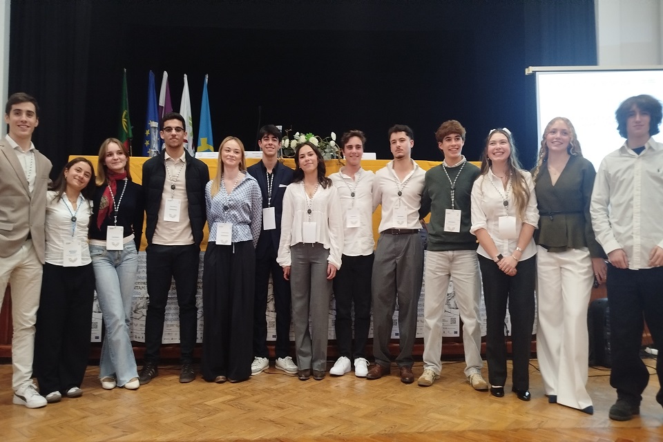 Foto dos deputados vencedores e dos elementos da mesa da sessão de Setúbal do Parlamento dos Jovens