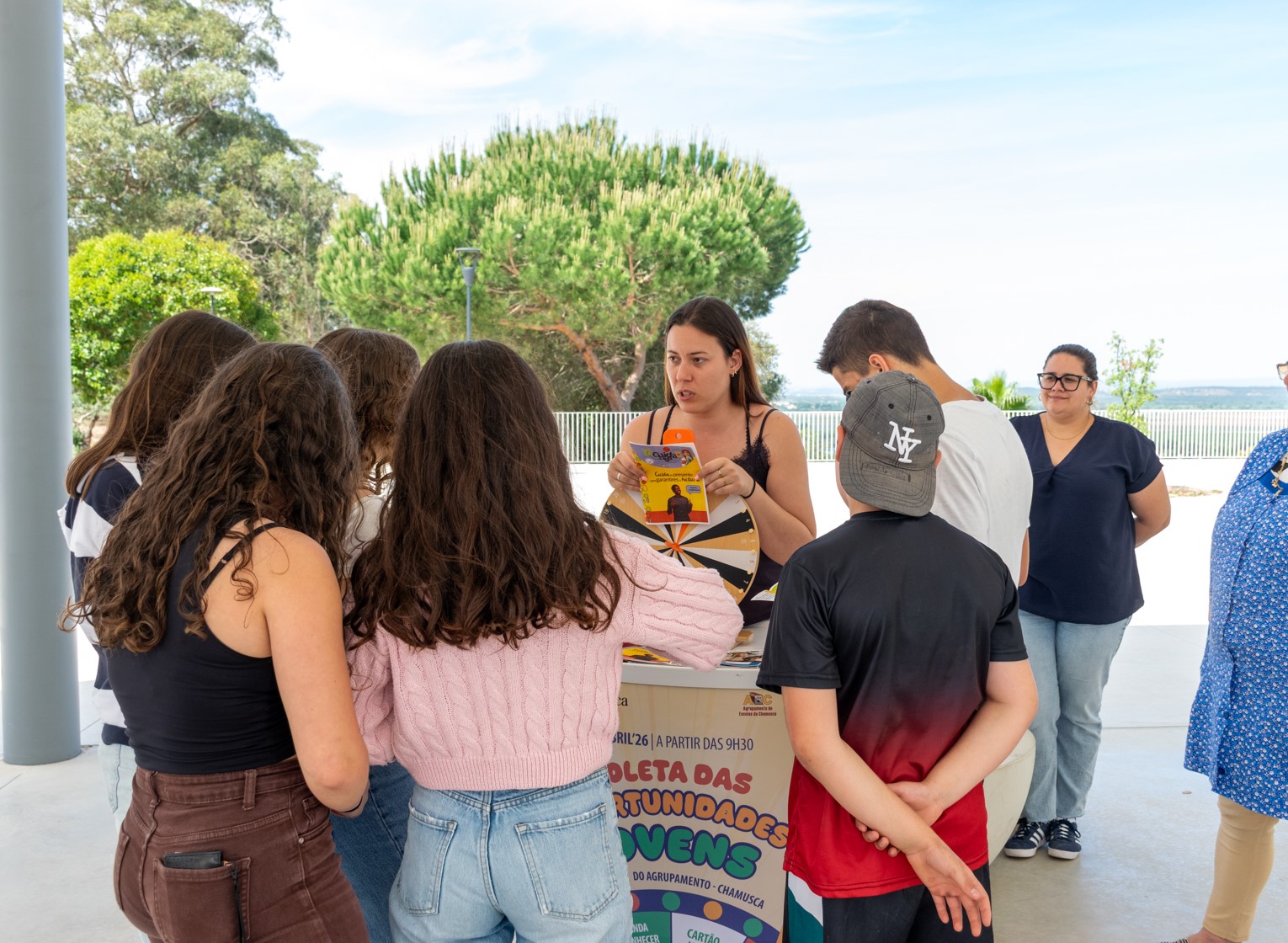 Foto com jovens e as técnicas do Municipio da Chamusca durante a atividade