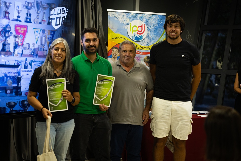 Foto das duas entidades também distinguidas como finalistas regionais