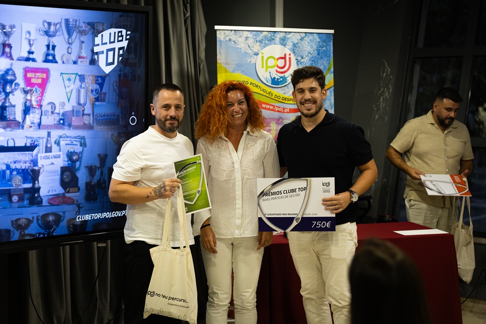 Foto da entrega dos prémios a uma das entidades vencedoras