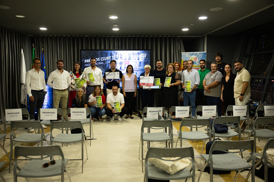 Foto de grupo dos participantes e organização da fase regional de Lisboa e Vale do Tejo