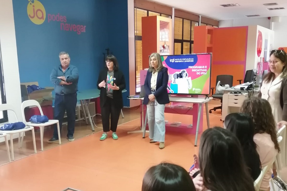 Técnicos do IPDJ de Santarém durante as sessões na Loja Ponto JA de Santarém
