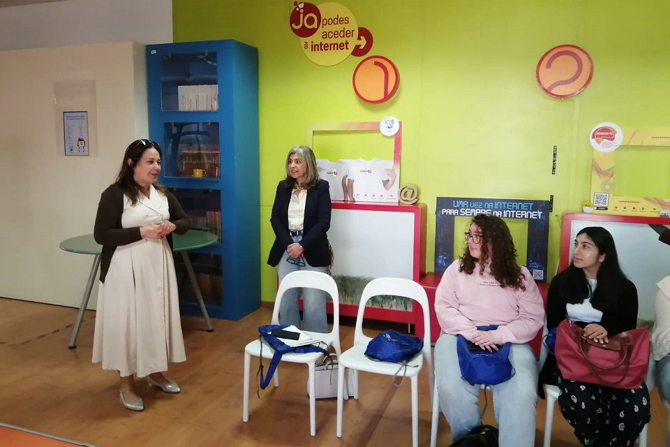 Professora Sónia Galinha na apresentação das sessões na Loja Ponto JA de Santarém