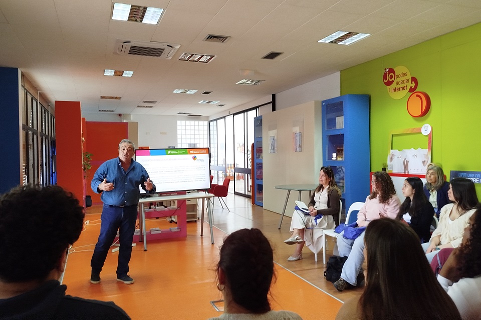 Técnico do IPDJ de Santarém, José Branco, apresentando os programas de Desporto numa das sessões na Loja Ponto JA de Santarém