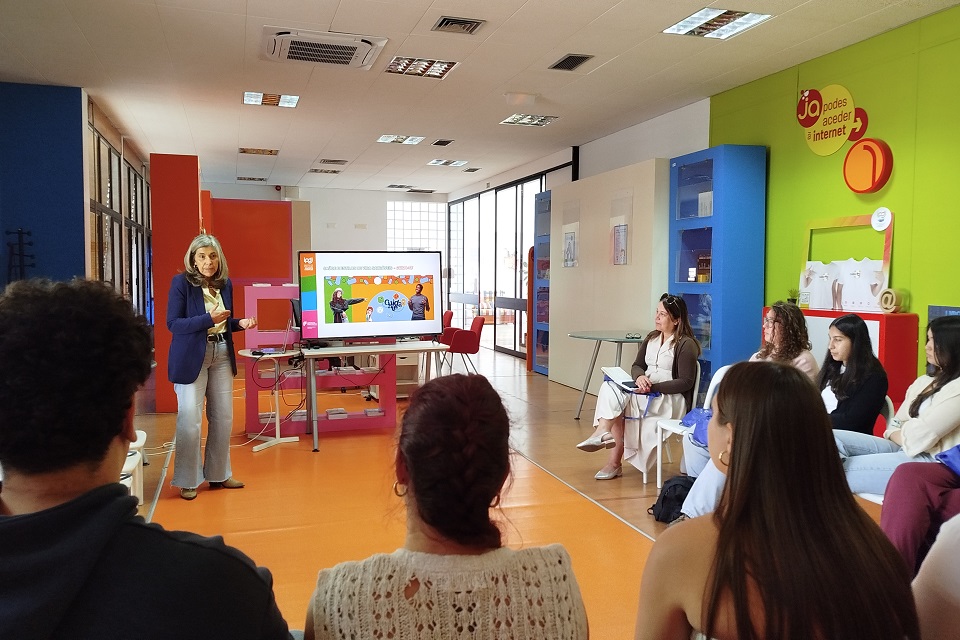 Técnica do IPDJ de Santarém, Paula Costa, apresentando o programa Cuida-te durante as sessões na Loja Ponto JA de Santarém