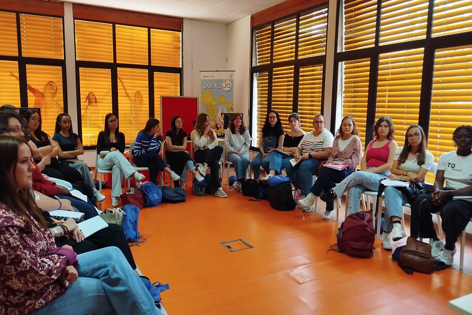 Foto com jovens da ESES durante uma das sessões na Loja Ponto JA de Santarém