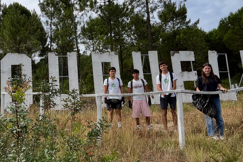 Jovens voluntários do projeto "Welcome to the Jungle" em atividade na natureza