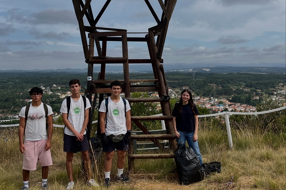 Jovens voluntários do projeto "Welcome to the Jungle" em ação de limpeza e vigilância