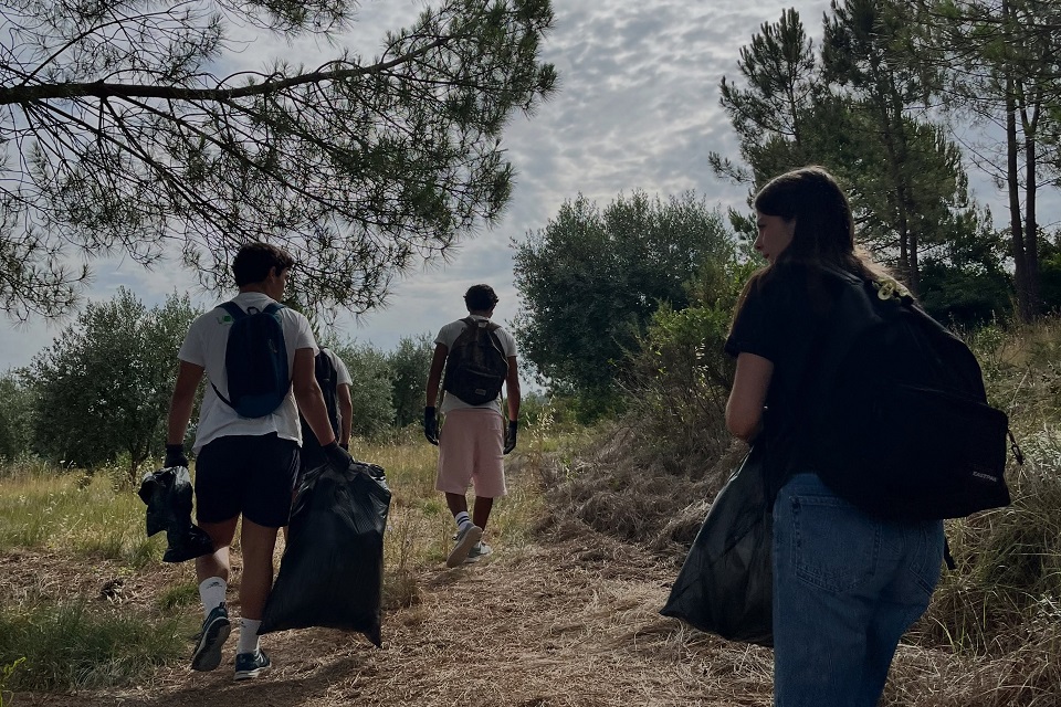 Jovens voluntários do projeto "Welcome to the Jungle" em ação de limpeza de trilhos
