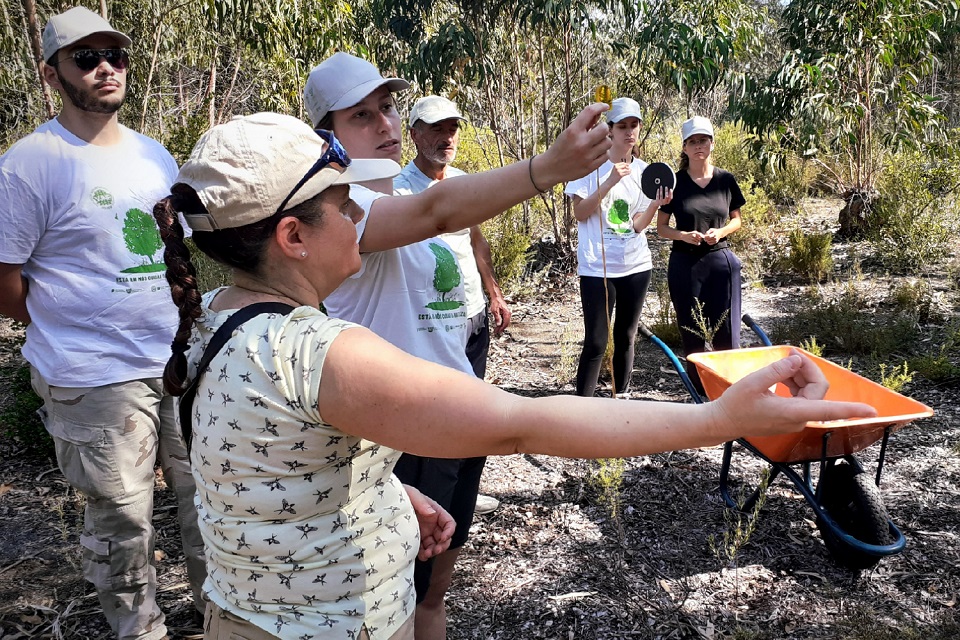 Foto de jovens em atividade de inventariação e restauro ambiental