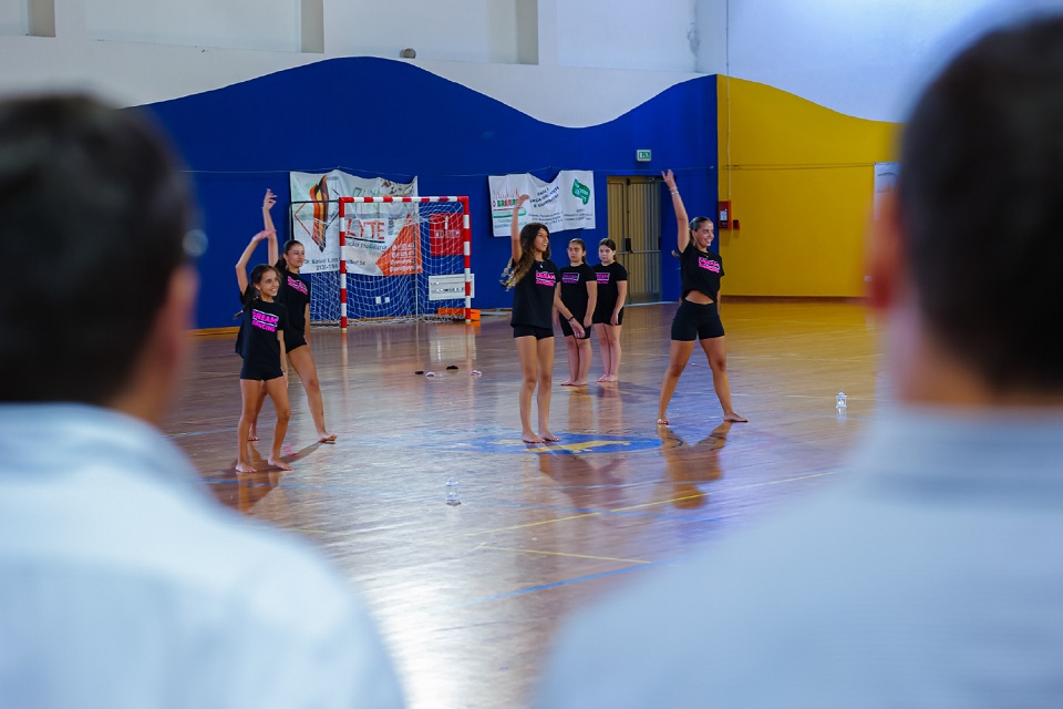foto de jovens a dançarem durante a visita ao projetos do Grupo de Dança Dream Dancing