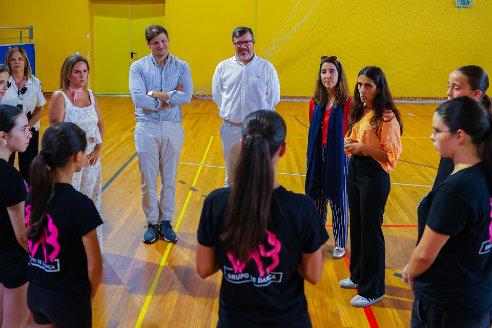 foto de jovens da Dream Dancing a falarem sobre o seu trabalho aos elementos do IPDJ