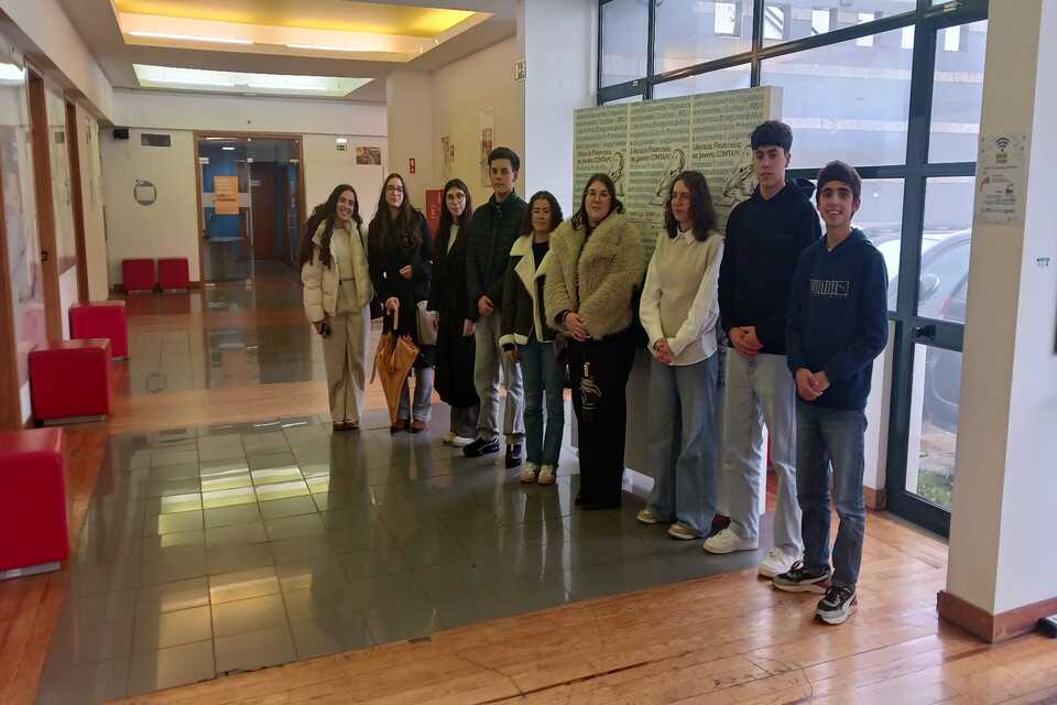 jovens candidatos à mesa do ensino secundário