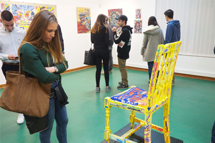 Jovens em visita a exposição 