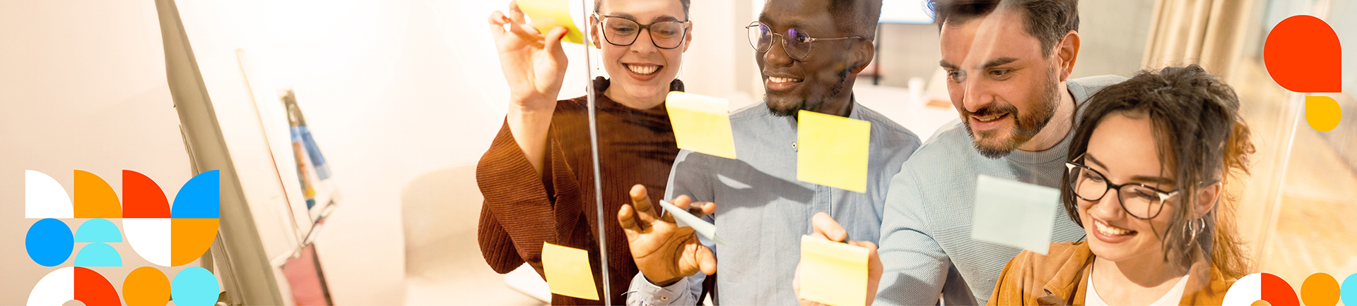 Jovens a comunicar em post it