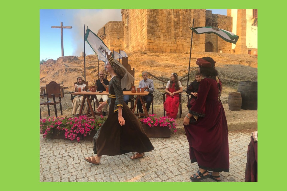 jovens participam em desfile medieval