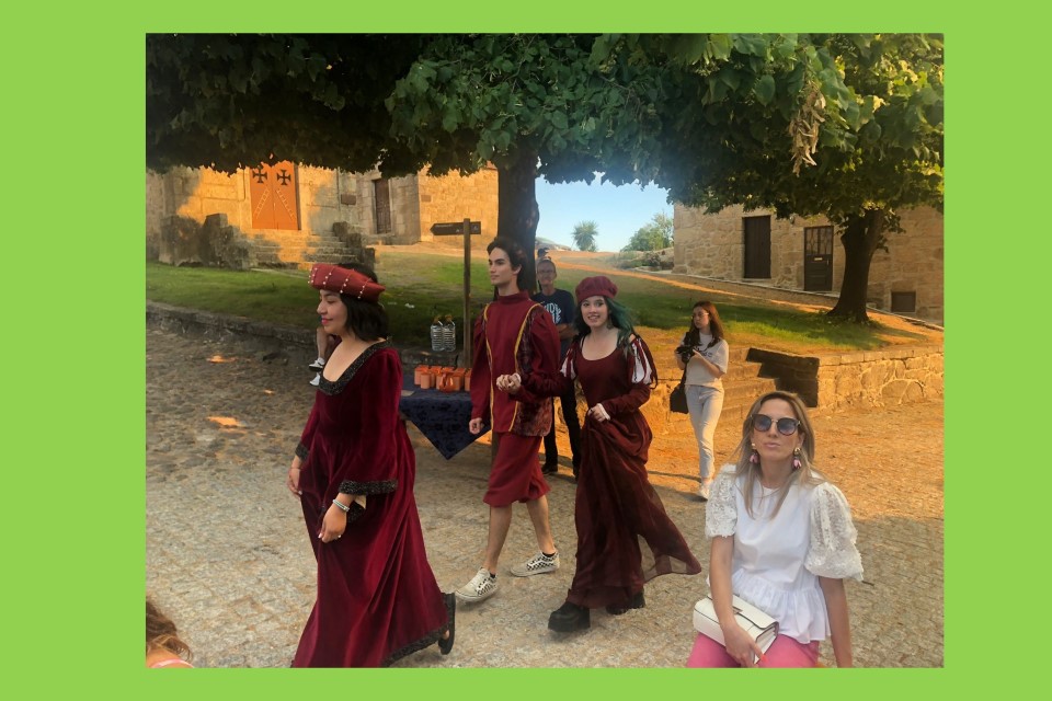 jovens participam em desfile medieval
