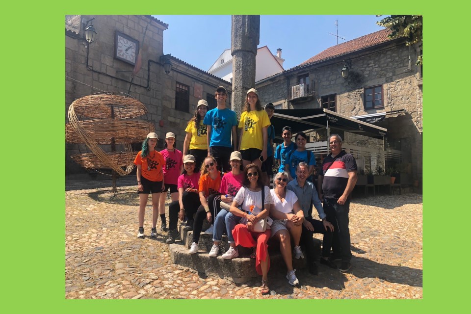 grupo de participantes e elementos do IPDJ Castelo Branco e Viseu no Pelourinho de Belmonte