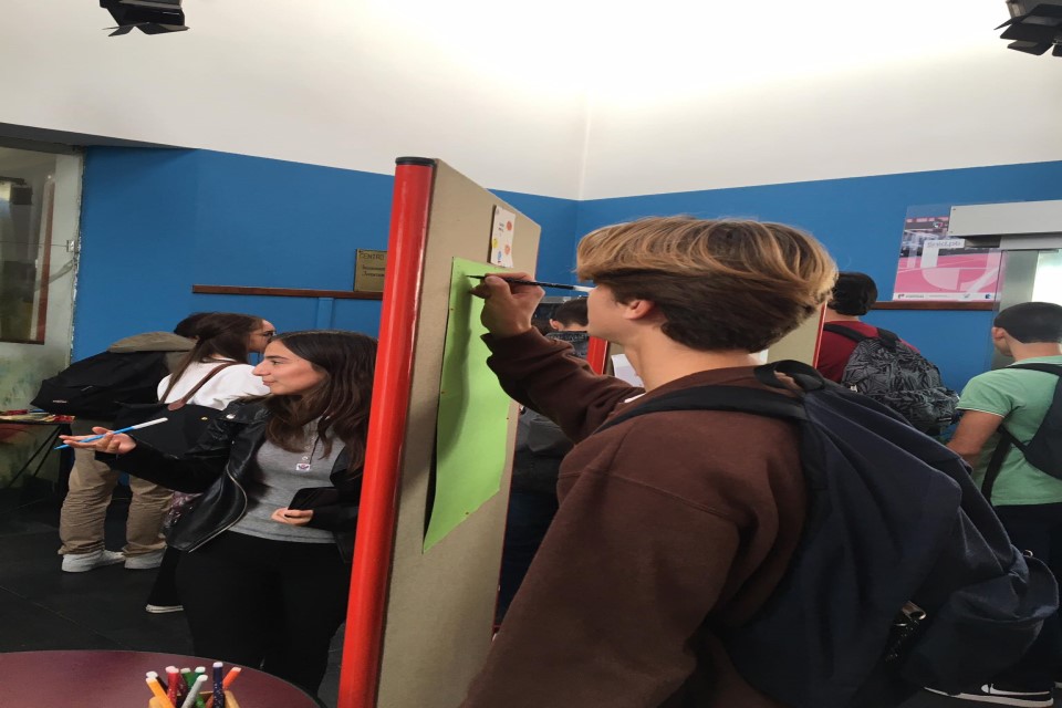 jovens a escrever em cartolina com frases/pensamentos