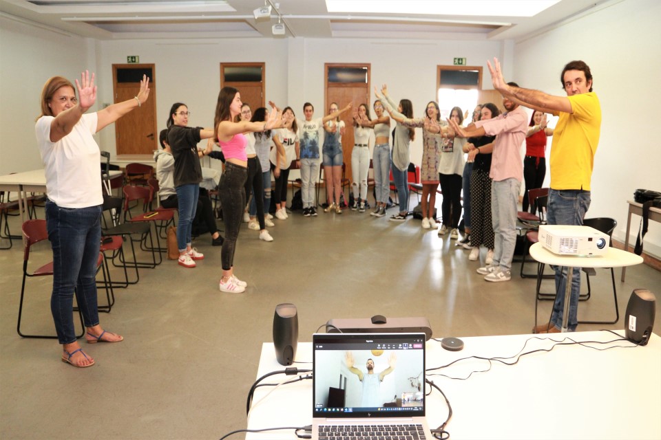 jovens a fazer exercícios