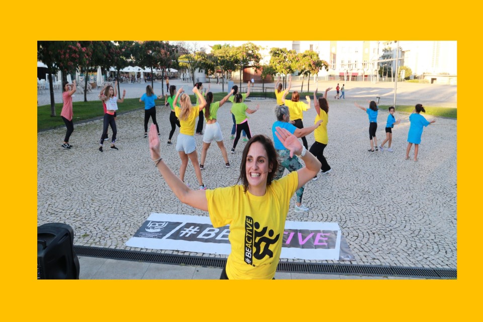 população a praticar zumba no centro cívico de castelo branco