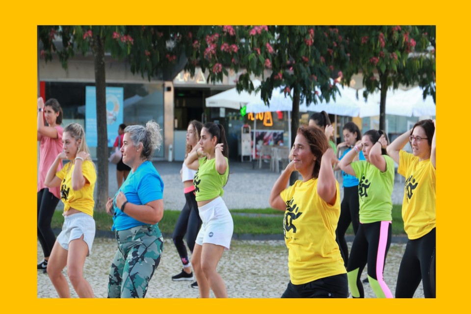 população a praticar zumba no centro cívico de castelo branco