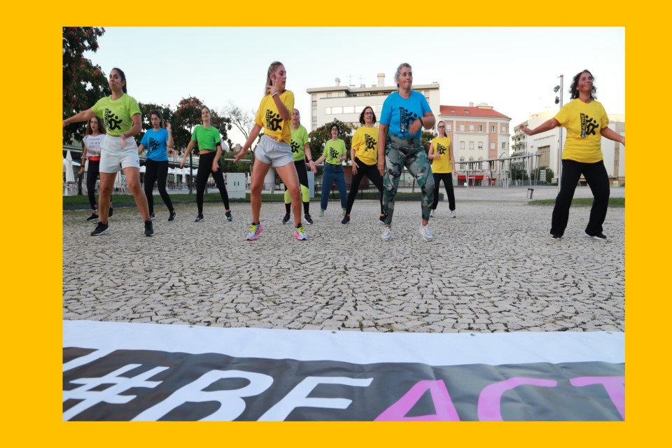 população a praticar zumba no centro cívico de castelo branco