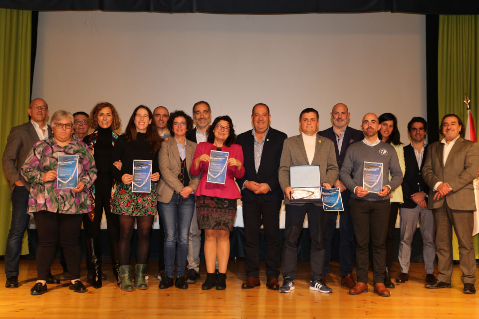 Fotografia de grupo com os vencedores da Medida Mérito do Programa Clube Top e representantes dos clubes que chegaram à fase nacional.
