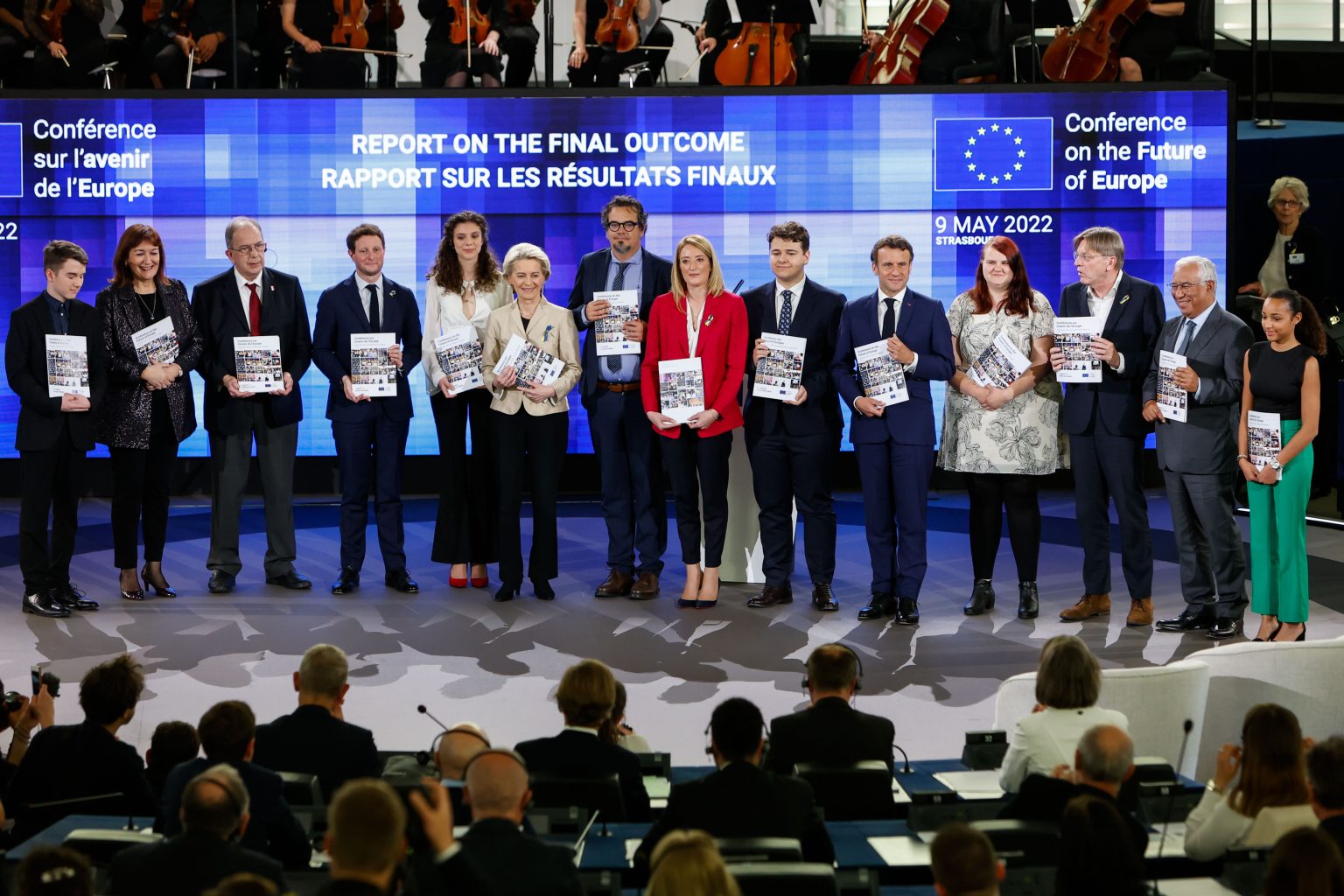 Fotografia no interior do edifício sede parlamento europeu com os altos representantes da UE que participaram na Sessão de Encerramento da Conferência sobre o futuro da Europa.