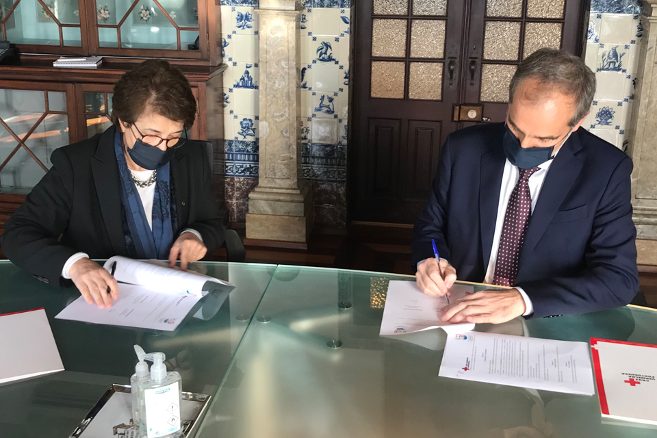 Ana Jorge e Vitor Pataco com o protocolo assinado nas mãos