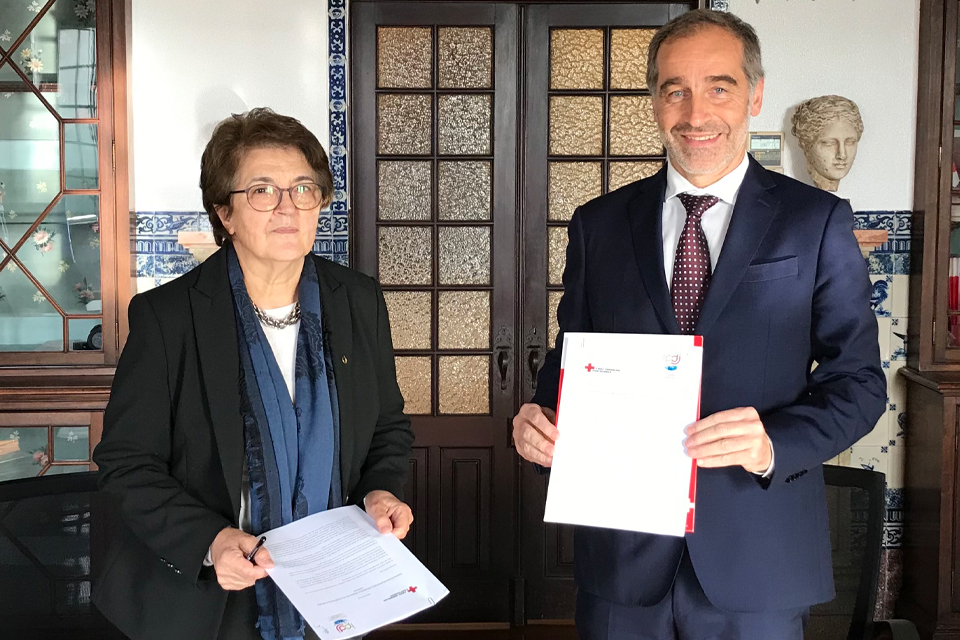 Ana Jorge e Vitor Pataco a assinar o protocolo