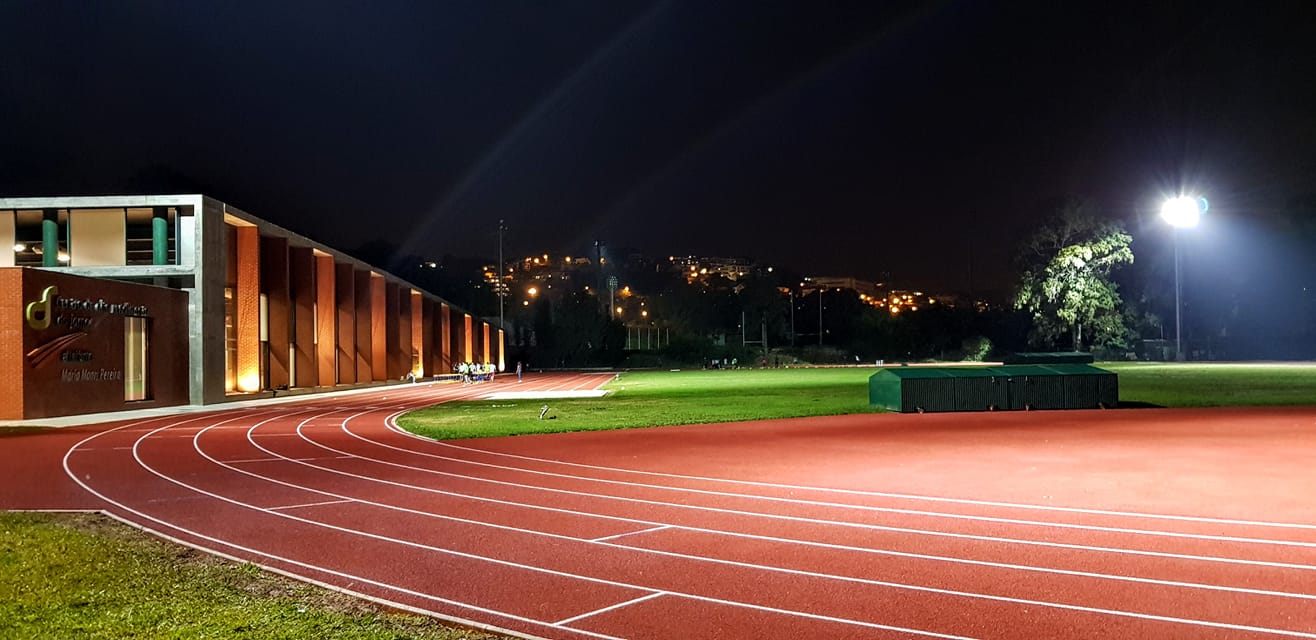 imagem da pista de atletismo do Centro de alto Rendimento do Jamor à noite