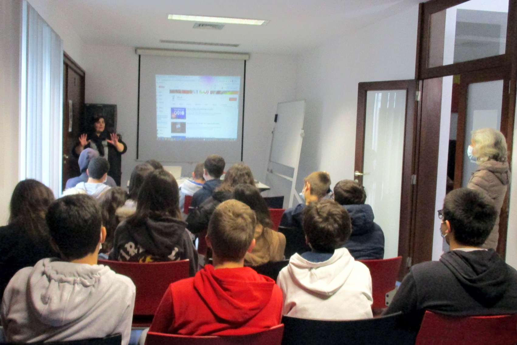 Técnica do IPDJ de Évora, com os alunos e dois professores da Escola Básica Conde de Vilalva, na sala de formação do IPDJ de Évora.