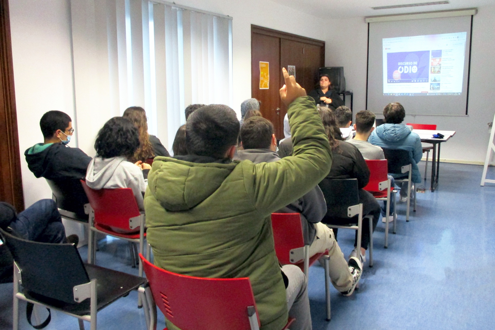Técnica do IPDJ de Évora, com os alunos e um professor da Escola Profissional da Região Alentejo, na sala de formação do IPDJ de Évora.