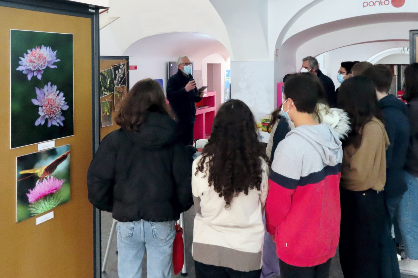Autor da exposição com os alunos e dois professores da Escola Conde de Vilalva, na Loja Ponto JA de Évora.