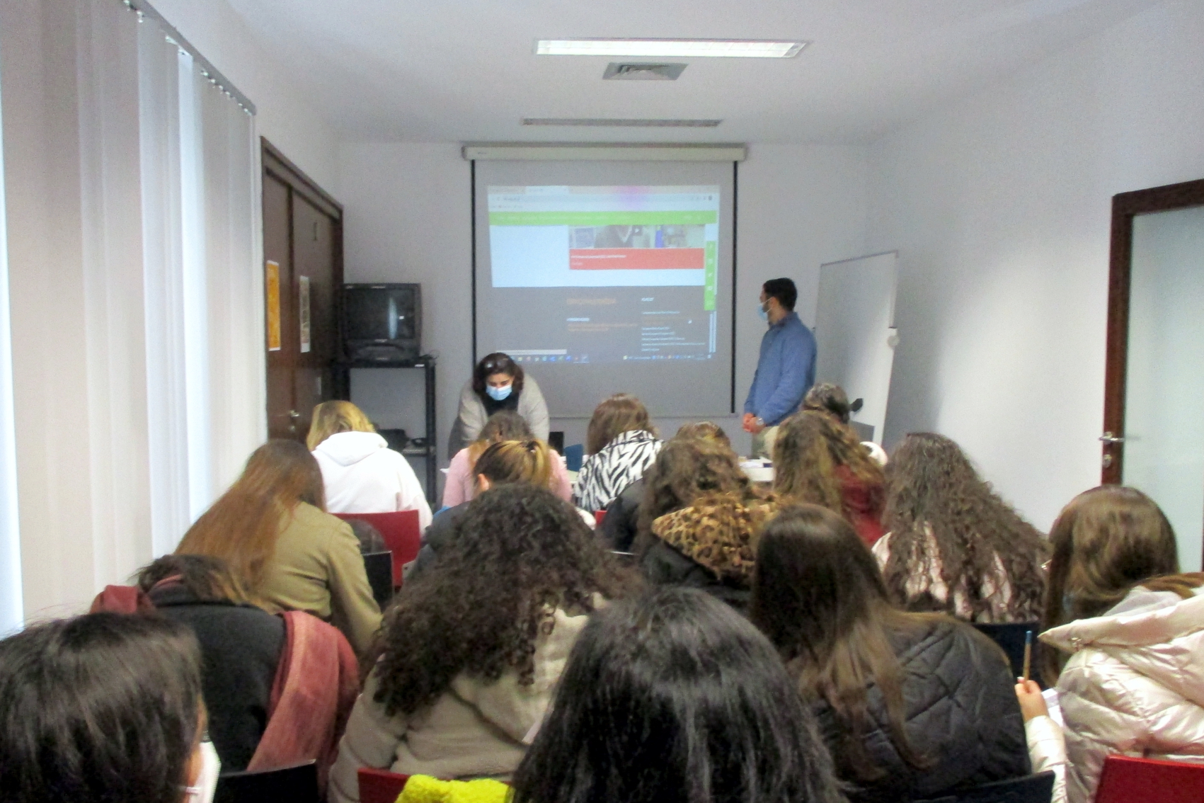 Técnica do IPDJ de Évora, Voluntário das sessões Internet Segura, alunas e professoras da Escola Profissional da Região Alentejo.