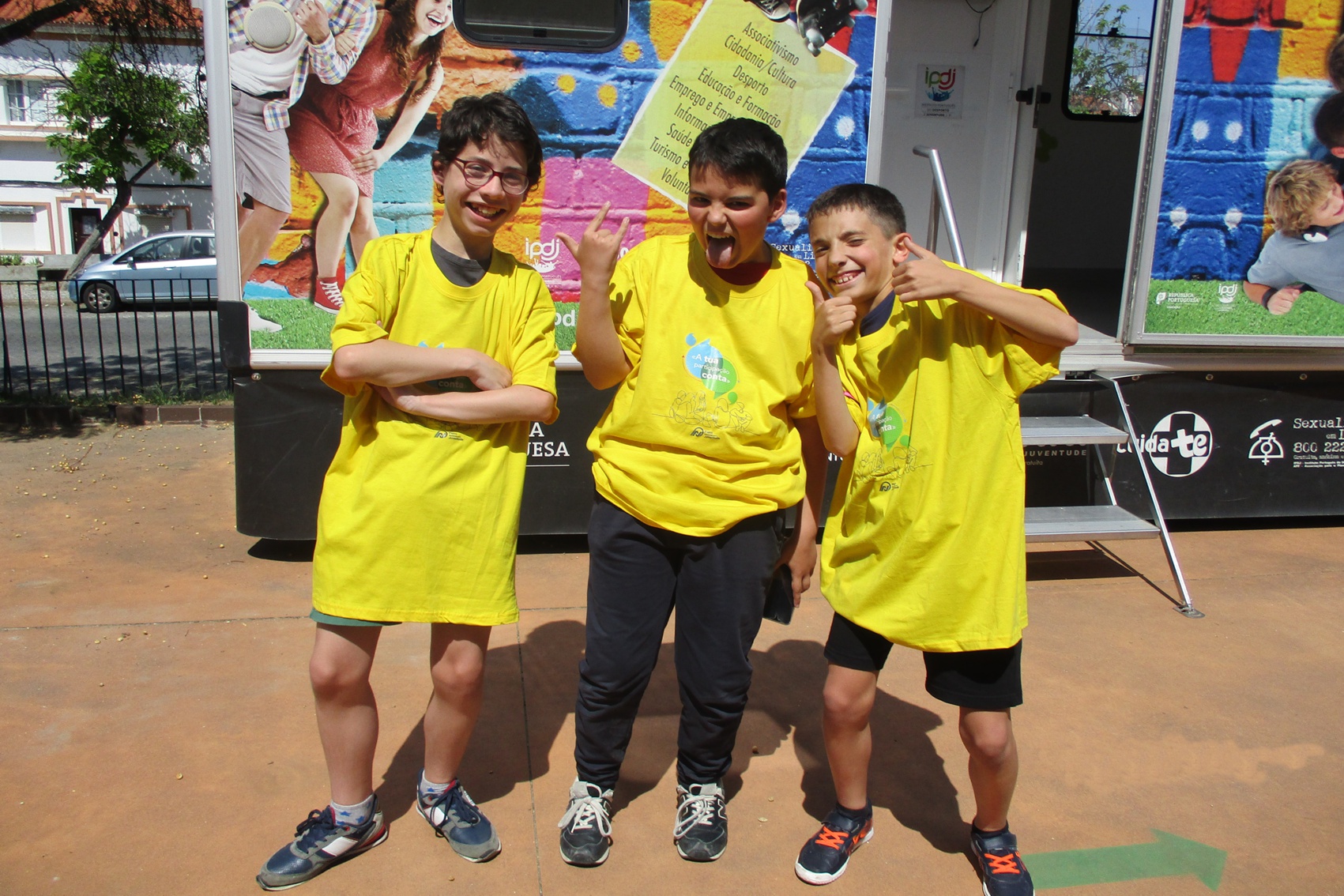 Jovens junto à Unidade Móvel Cuida-te +, após participação no jogo sobre programas IPDJ.