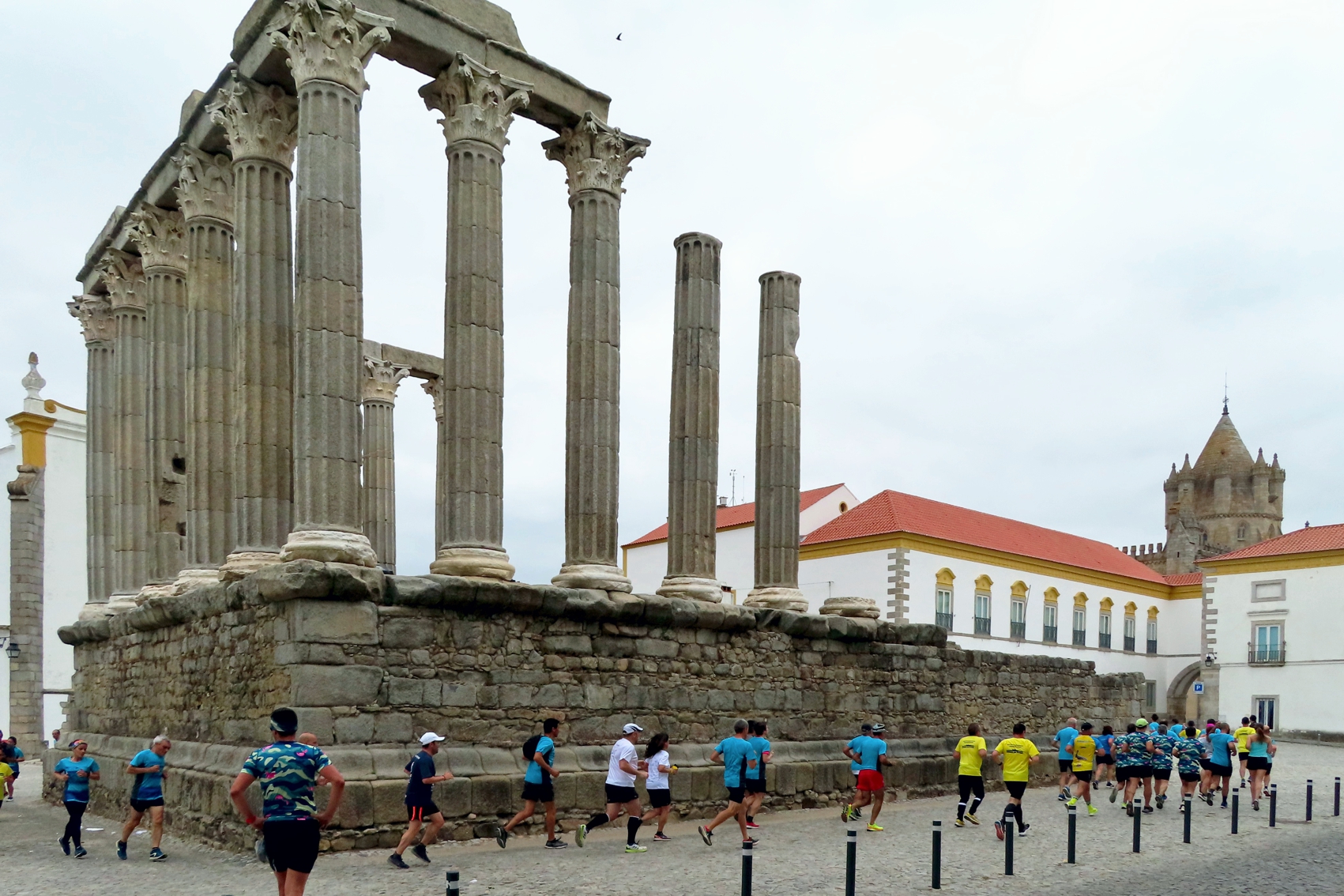 Participantes da corrida a passarem pelo Templo Romano.