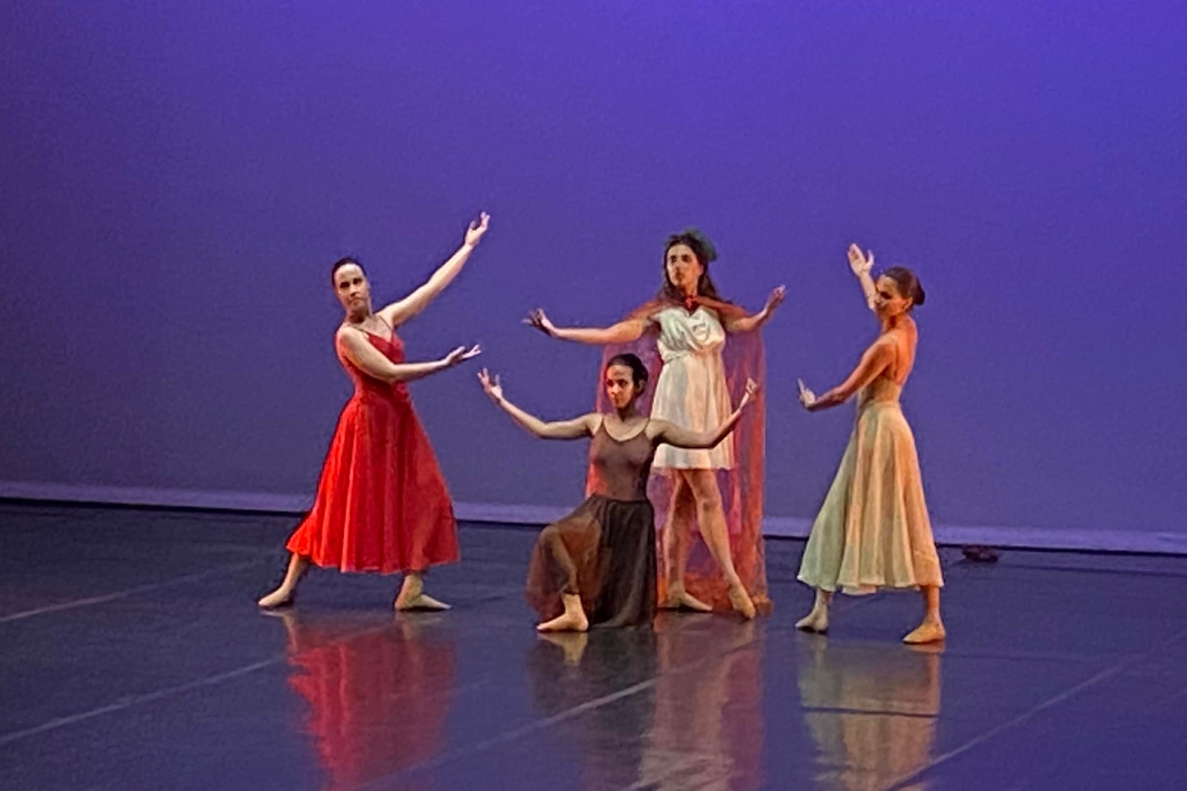 Quatro bailarinas em palco simbolizando o tempo (as quatro décadas).