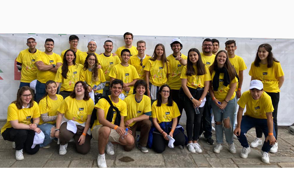 foto de um conjunto de voluntários vestidos com a tshirt do Ano Europeu da Juventude