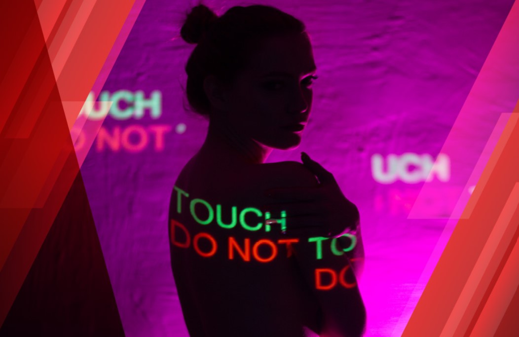 Jovem com o lettering " Do not Touch" espelhado no corpo.
