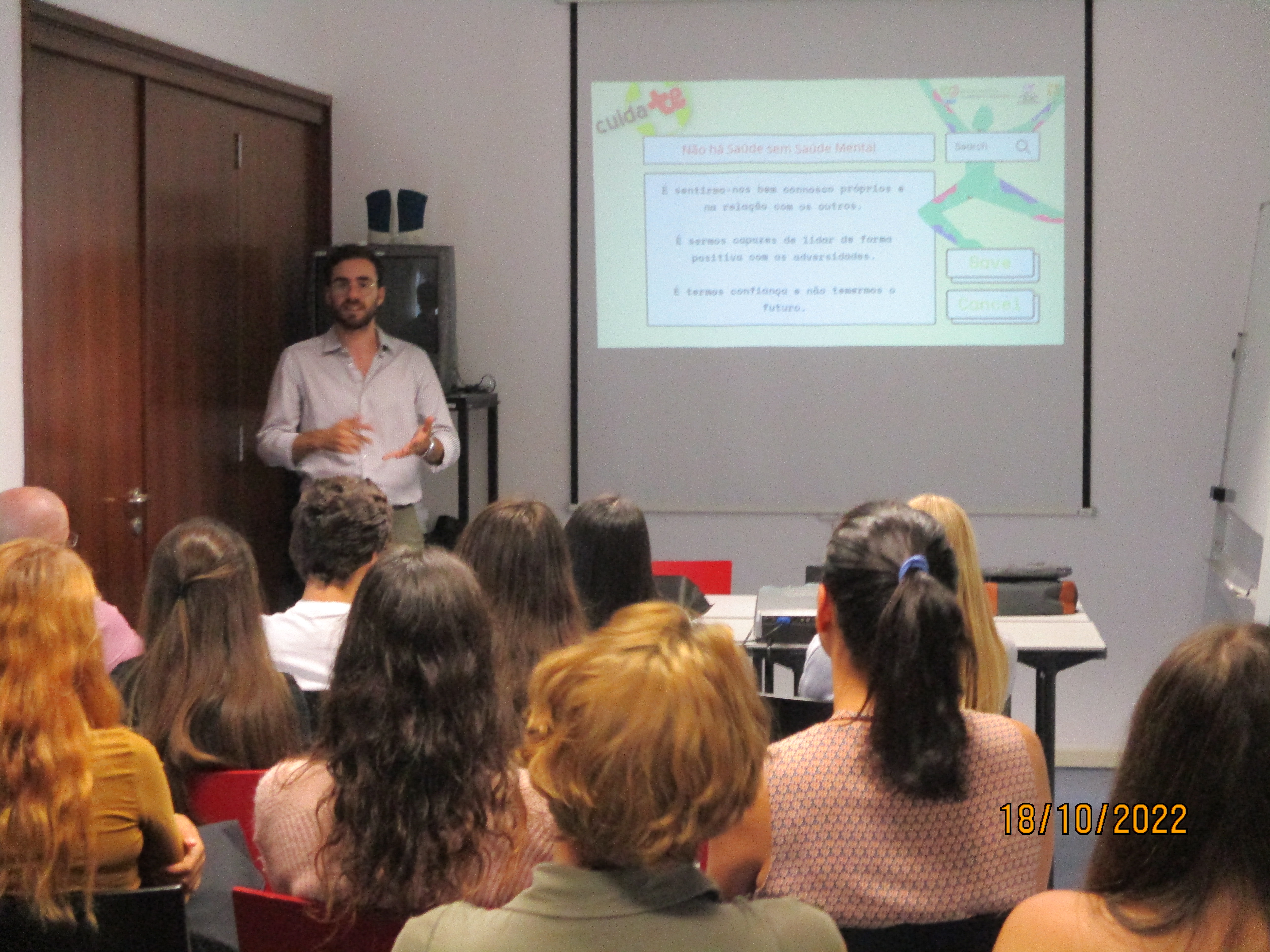 Psicólogo do Gabinete de Saúde Juvenil de Évora, Miguel Acácio, e os participantes da Escola Secundária Severim de Faria de Évora, na ação.